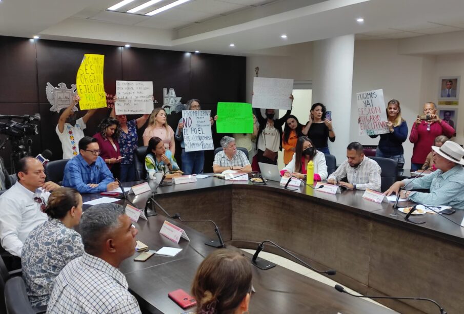 Manifestación durante sesión entre funcionarios y ecologistas