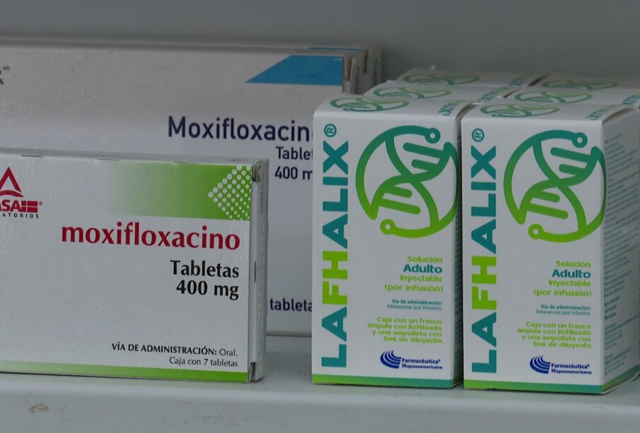 Medicamentos en el estante de una farmacia.