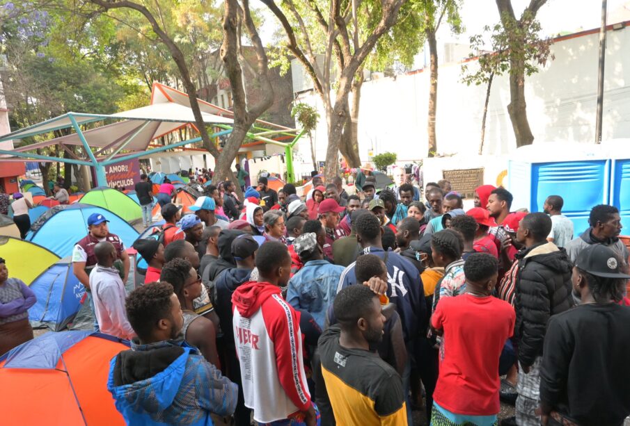 Migrantes en la plaza Giornado Bruno junto a Rigoberto Salgado Vázquez.