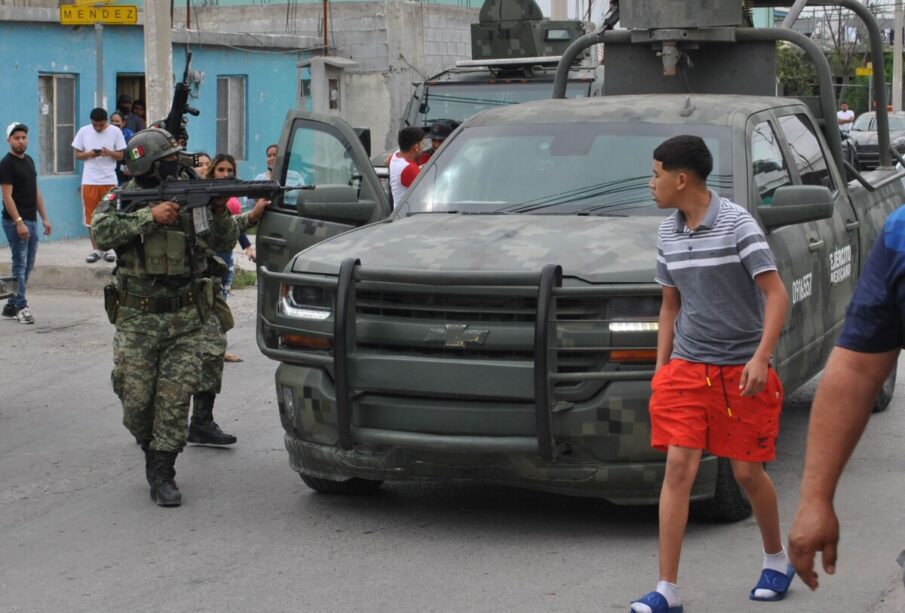 Militar apuntando contra jóven