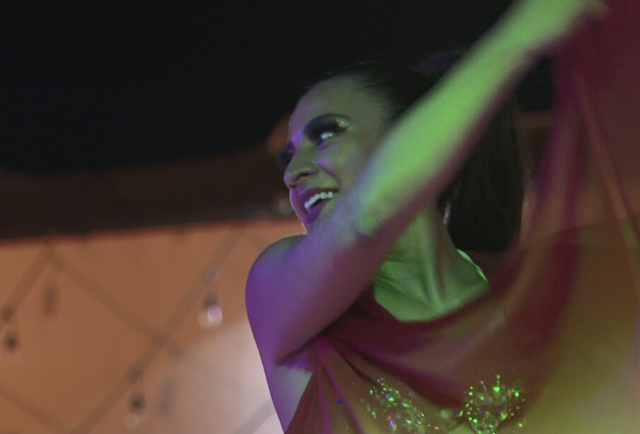 Mujer bailando durante show en el centro de San José del Cabo.