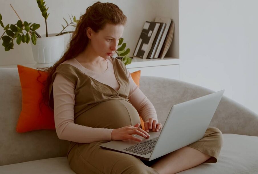 Mujer embazara en la computadora