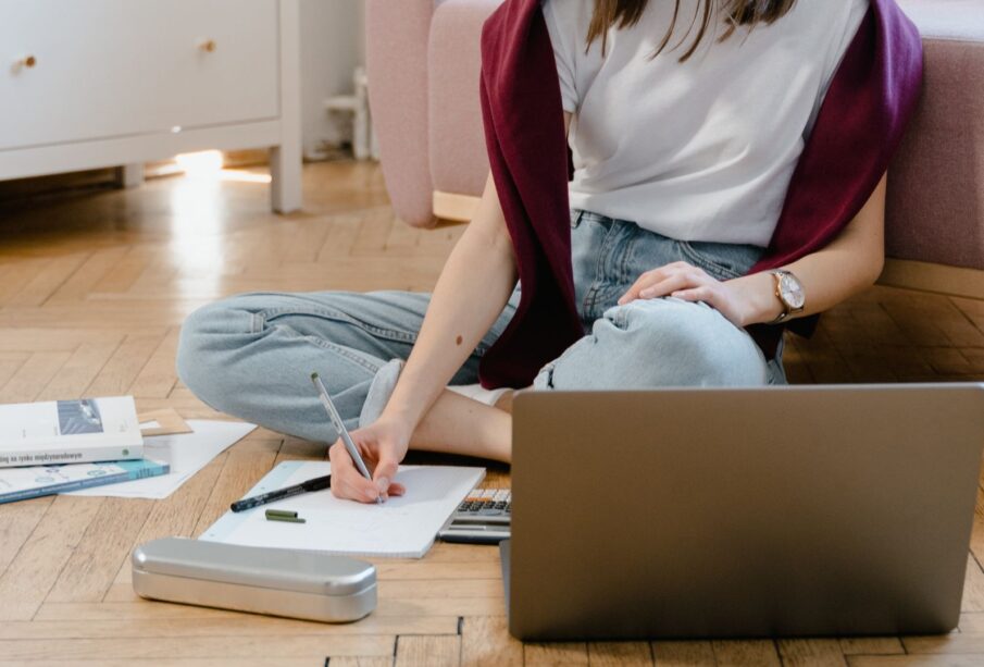 Mujer estudiando frente a computadora