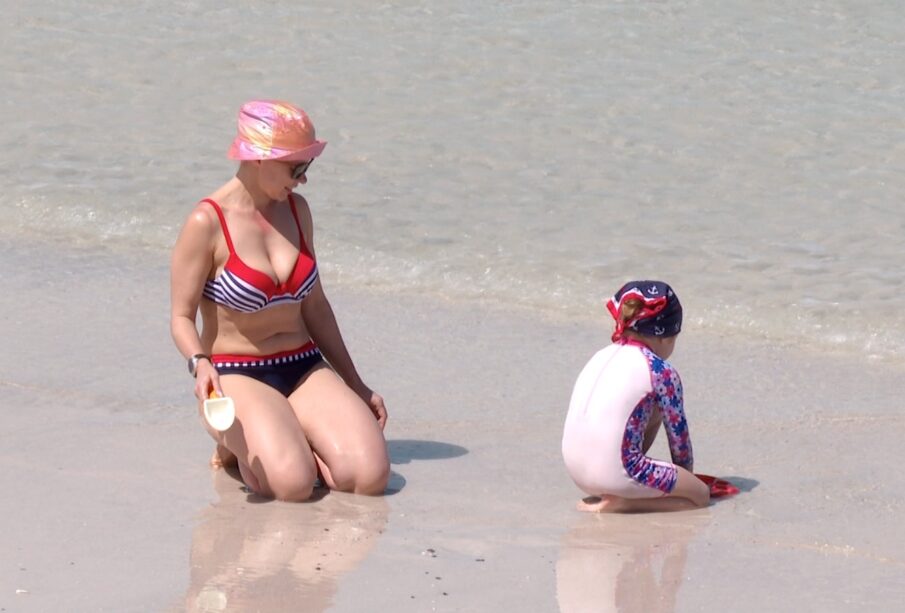 Mujer y niños extranjeros en playas de La Paz.