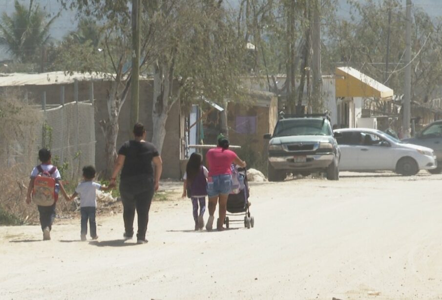 Mujeres y niños caminando por la calle