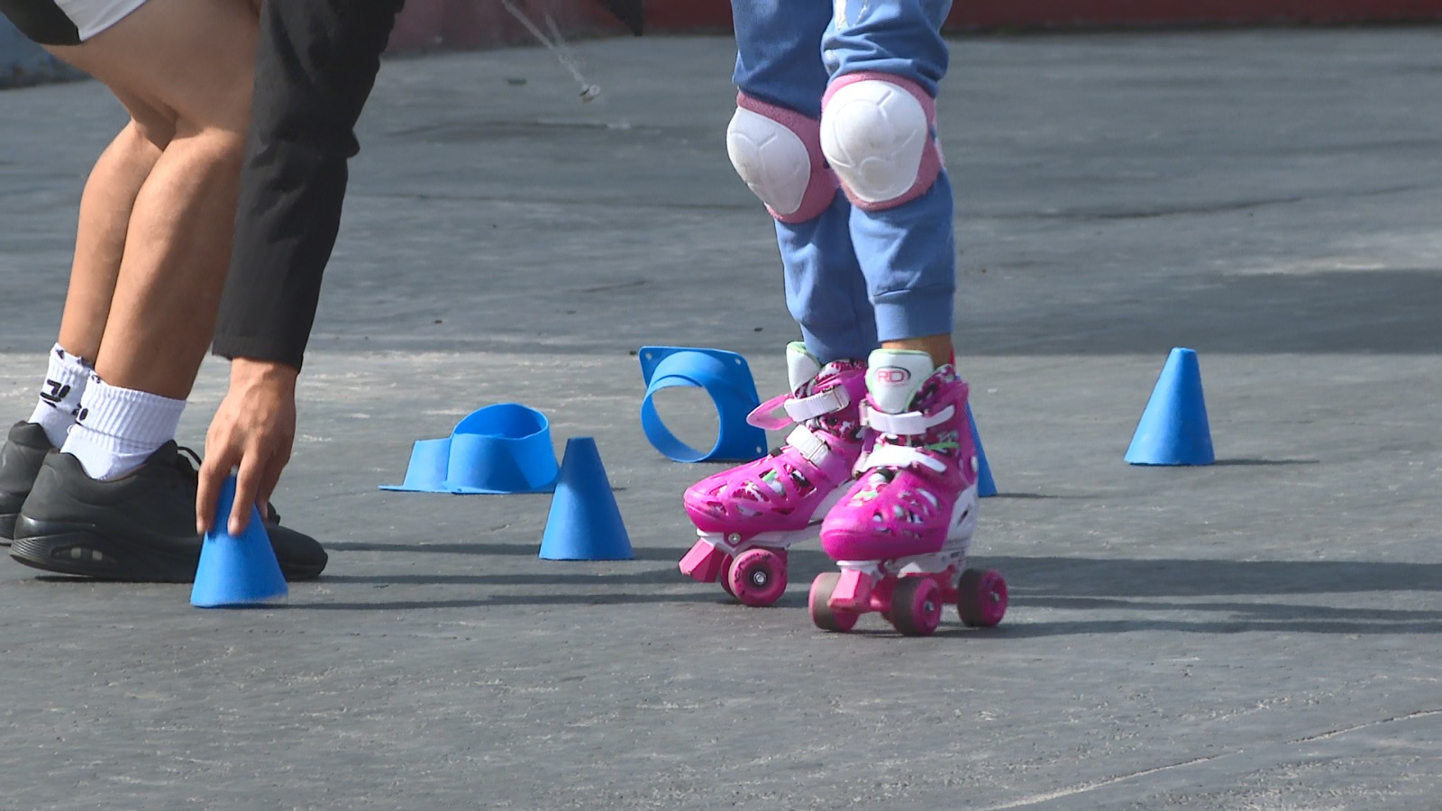 Niña junto a adulto en patines sobre la ciclovía de Cabo San Lucas.