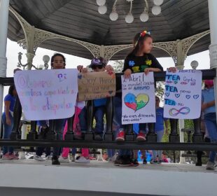 Niños celebrando el Día del Autismo en el Jardín Velasco.