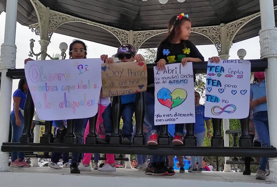 Niños celebrando el Día del Autismo en el Jardín Velasco.