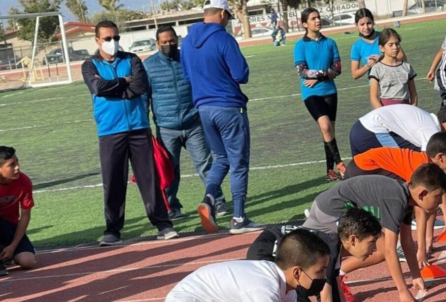 Niños entrenando para las competencias escolares 2023.