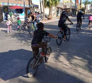 Niños y adultos paseando en bicicleta