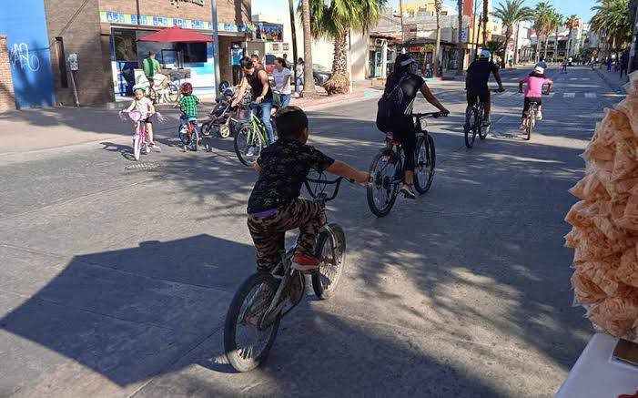 Niños y adultos paseando en bicicleta