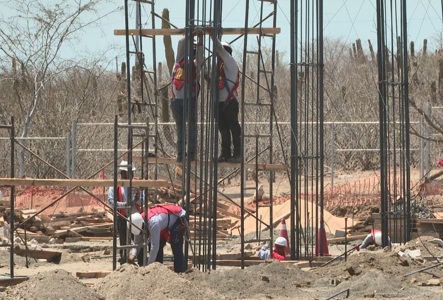 Obra de construcción de la nueva clínica del ISSSTE en CSL.