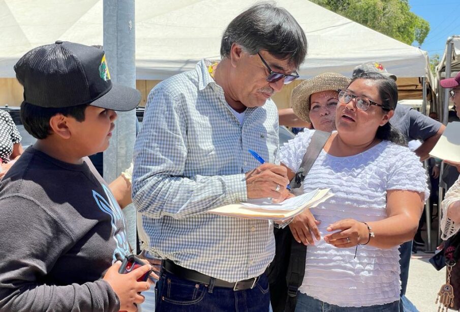 Oscar Leggs firmando petición de ciudadana