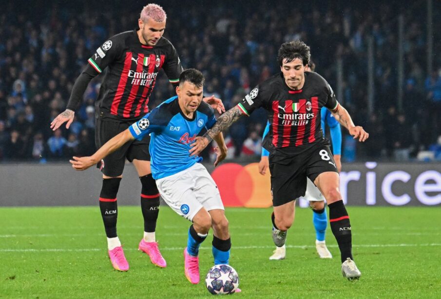 Hirving Lozano en el partido entre el Napoli y el Milan