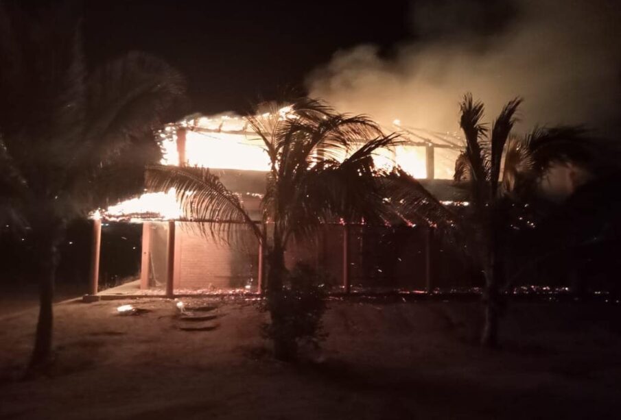 Palapa incendiada en El Pescadero.