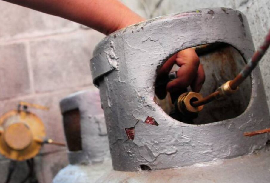 Persona abriendo la perilla del tanque de gas.