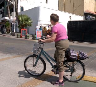 Persona con una bicicleta sobre la ciclovía en el malecón de La Paz.