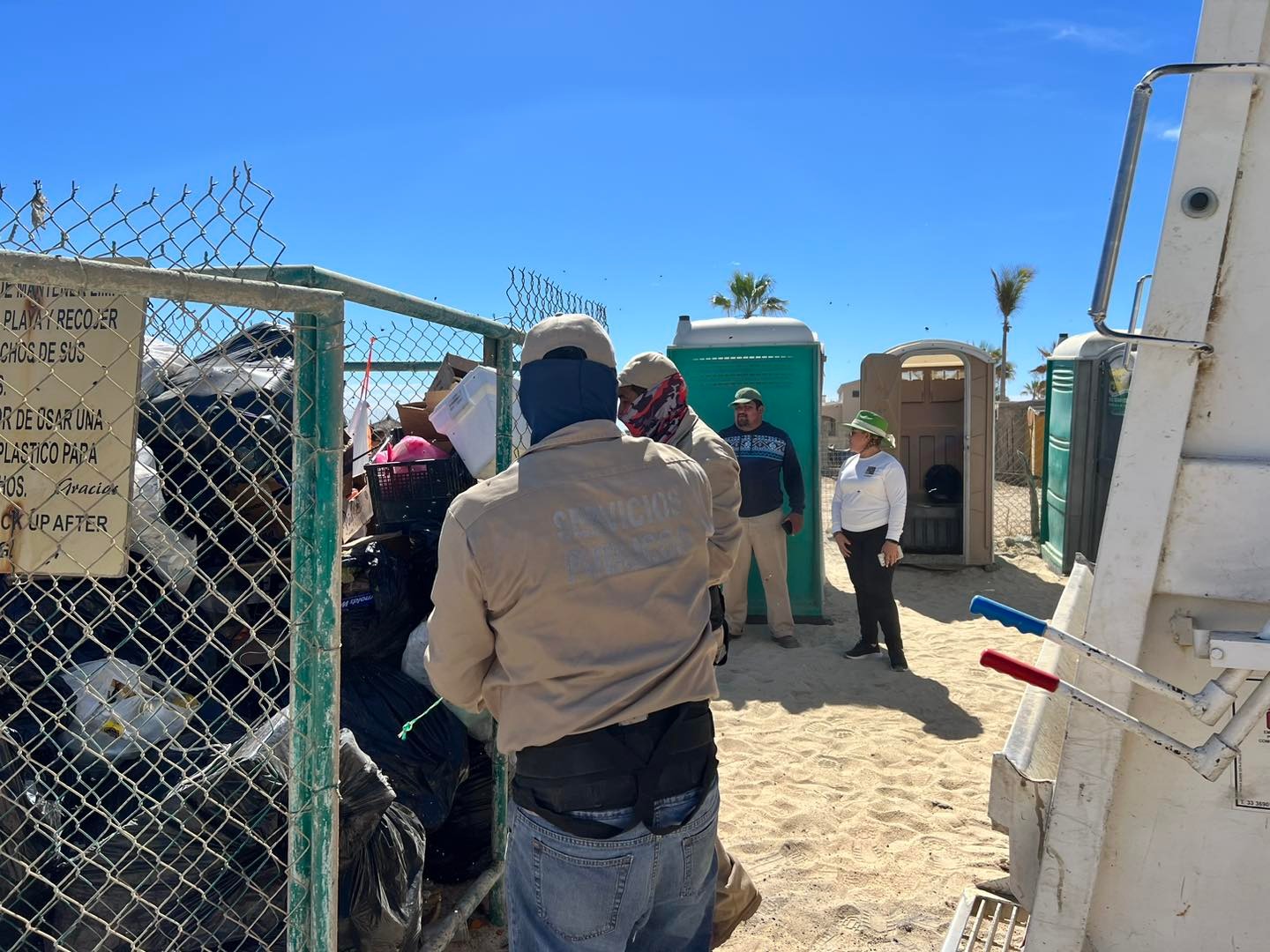 Personal de Servicios Públicos recolectando basura de las playas de Los Cabos.