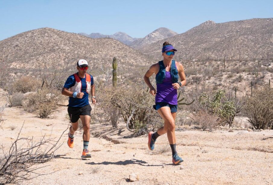 Personas corriendo en el desierto.