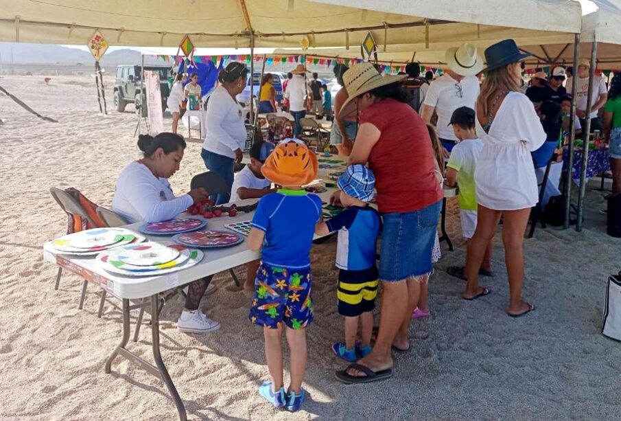 Personas limpiando playas de Los Cabos.