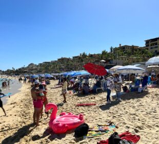 Playa llena por turistas