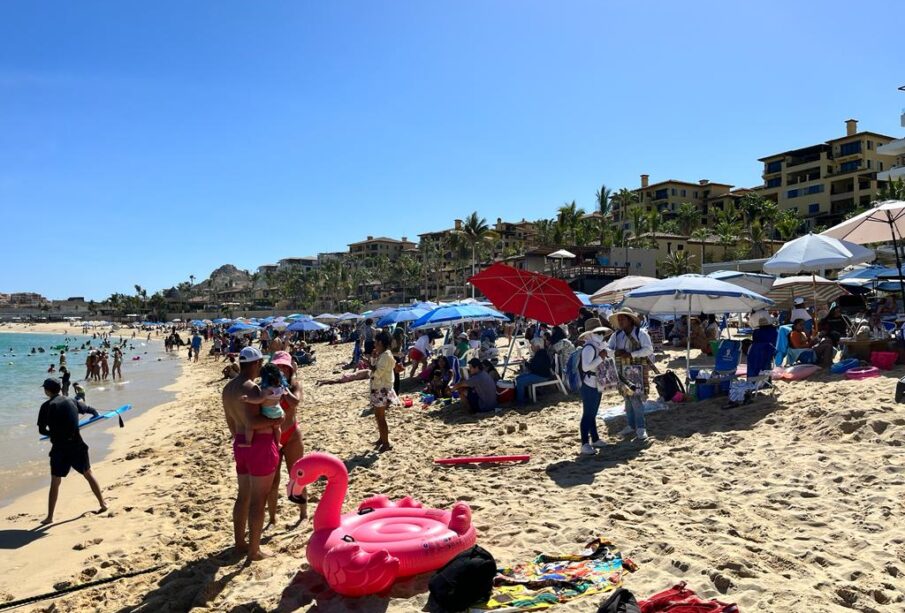 Playa llena por turistas