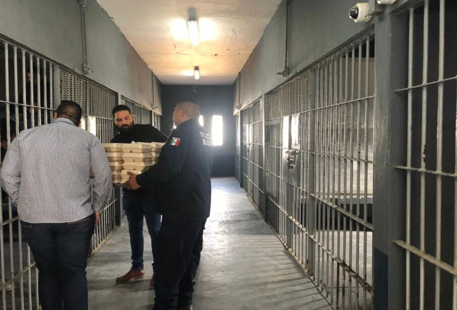 Policías de Los Cabos entregando comida a los presos.