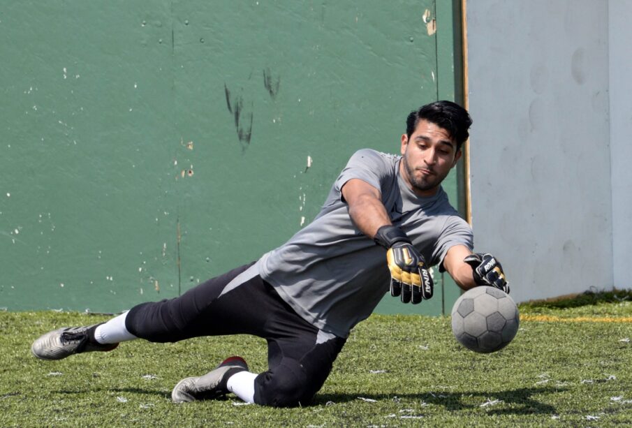 Portero de un equipo de fútbol de Los Cabos durante entrenamiento.