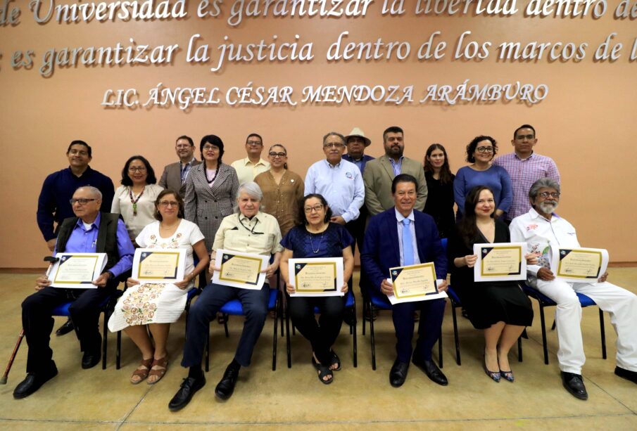 UABCS reconociendo a personal docente jubilado entre 2022 y 2023.