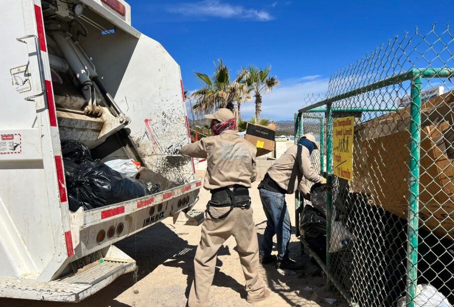 Servicios Públicos recolectando basura de las playas de Los Cabos.