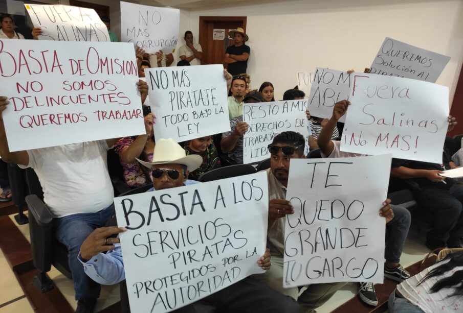 Transportistas se manifestaron en medio de la sesión del Congreso del Estado de Baja California Sur.