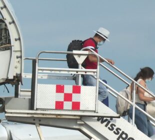 Turistas bajando de un avión.