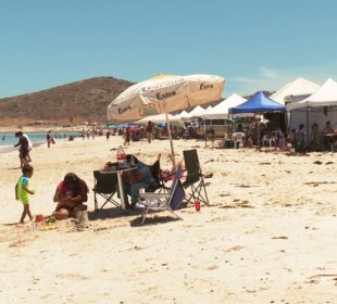 Turistas dentro de la playa Balandra.