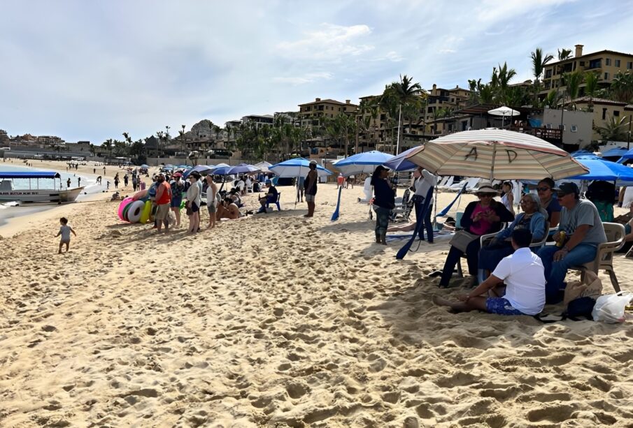 Turistas nacionales en playa de Los Cabos.