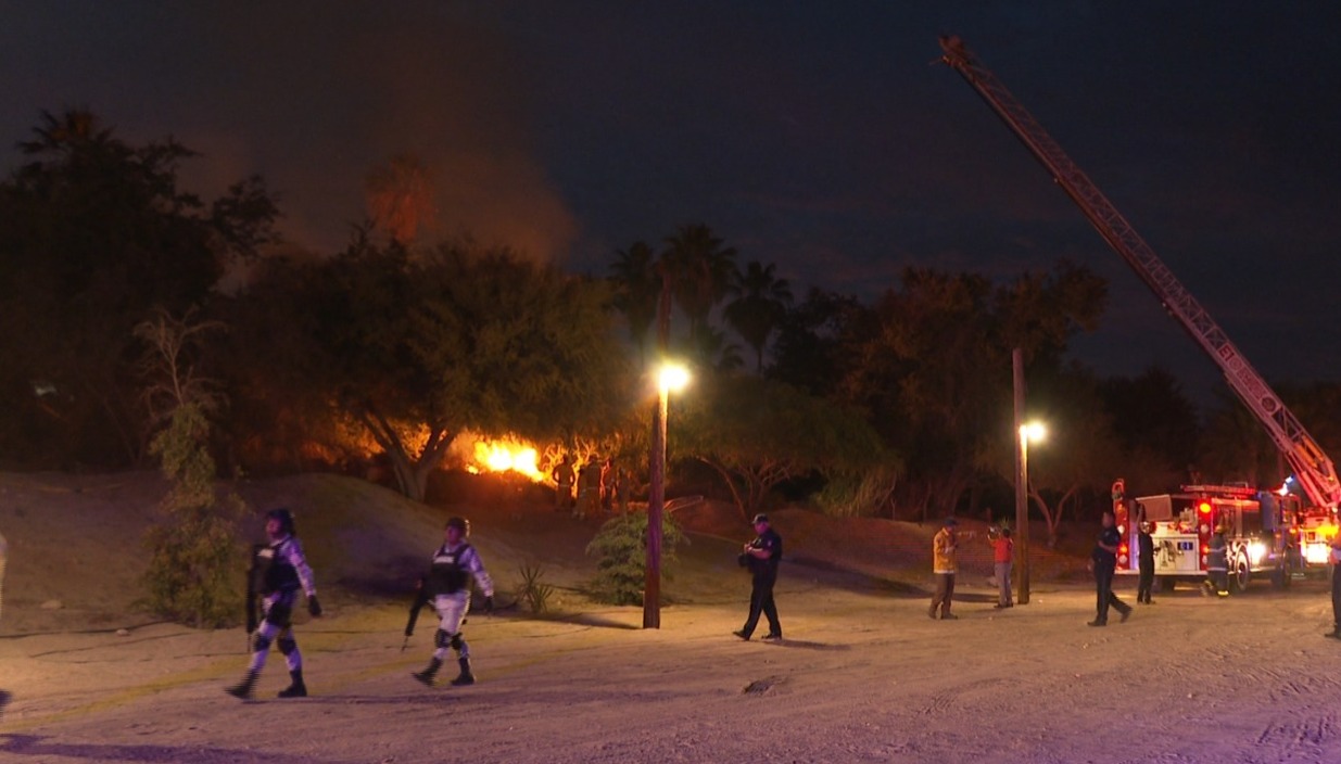 Unidades de emergencia ateniendo incendio en el estero Josefino