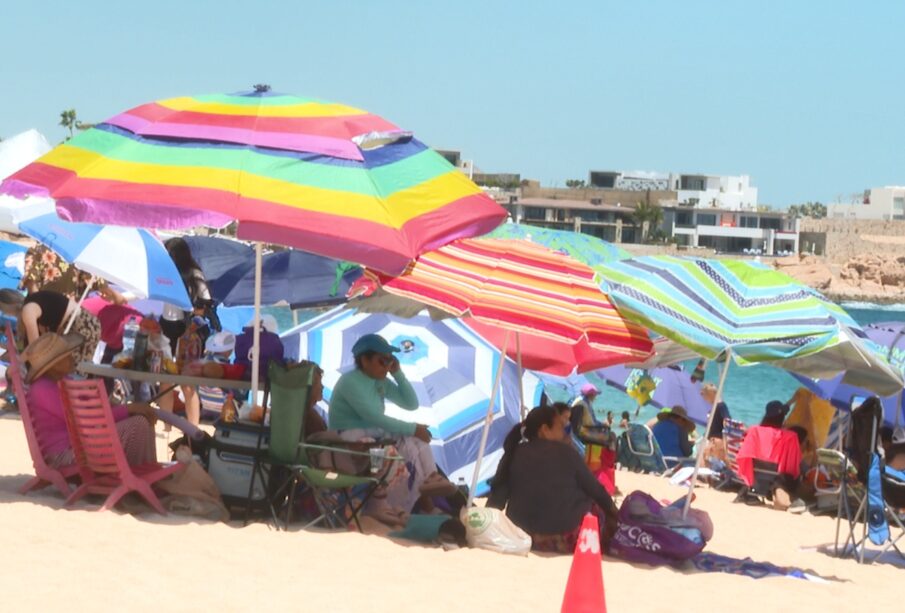 Vacacionistas en las playas de Los Cabos en Semana Santa.