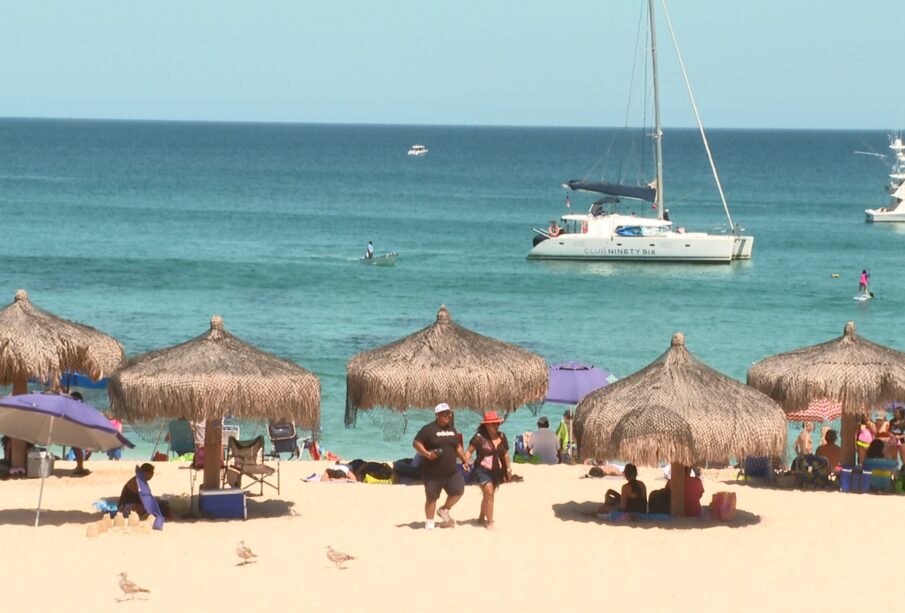 Vacacionistas en playas de Los Cabos en Semana Santa