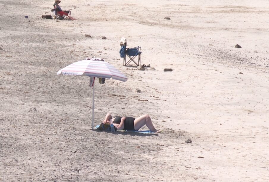 Vacacionistas tomando el sol en playas de La Paz durante Semana Santa.