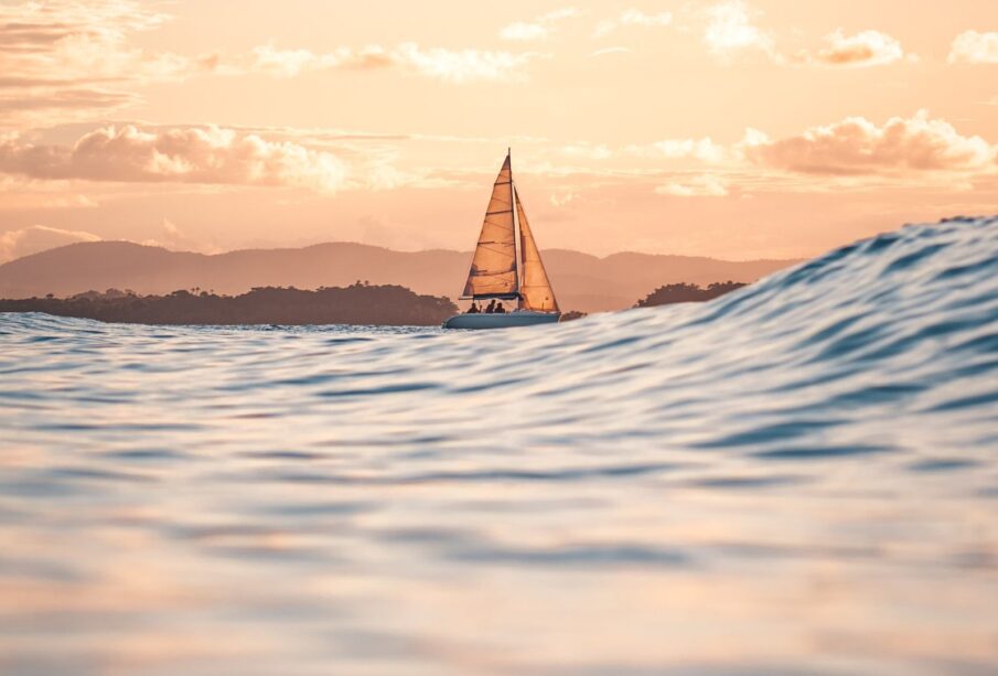 Velero navegando en el mar.