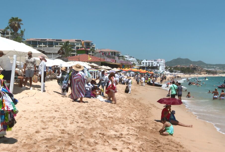 Vendedores ambulantes en las playas de Los Cabos.