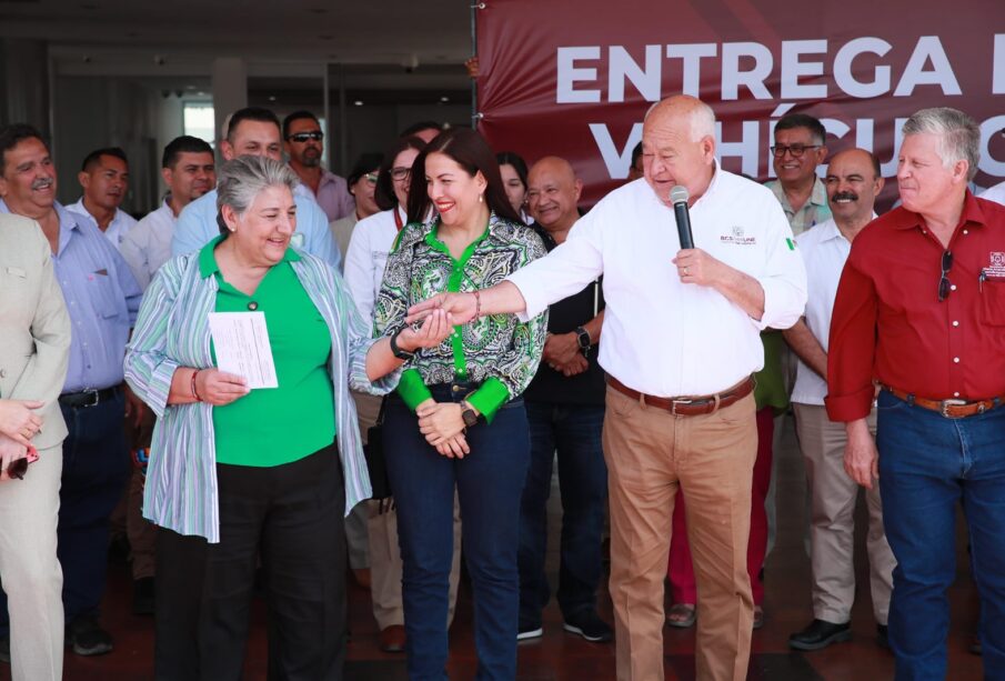 Víctor Castro en la entrega de 37 nuevas unidades automotrices.