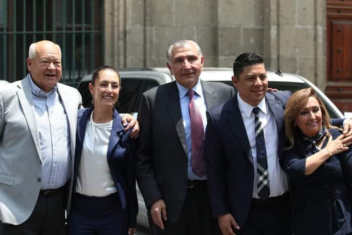 Víctor Manuel Castro Cosío junto a Adán Augusto López en el Palacio Nacional.