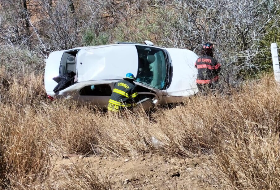 Un automóvil volcado en un barranco