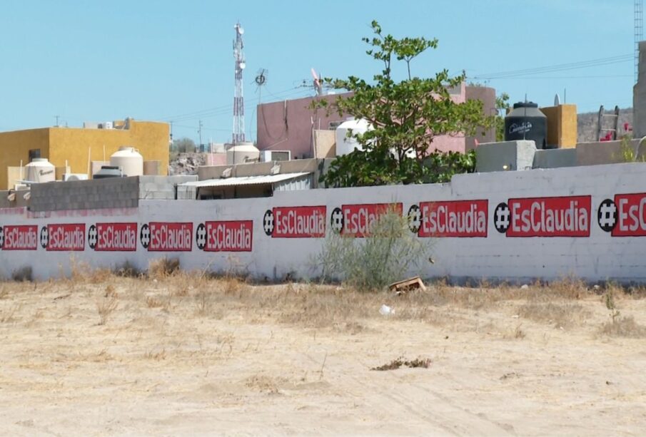 Barda pintada con un mensaje de campaña