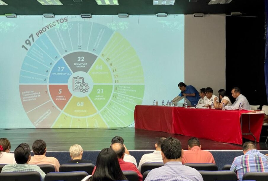 Personas reunidas en un auditorio