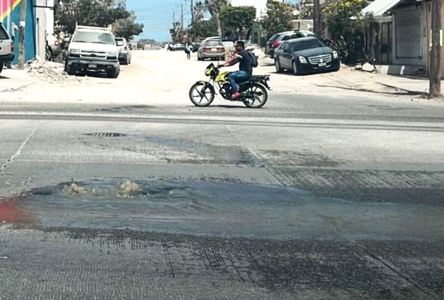 Aguas negras brotan de las calles