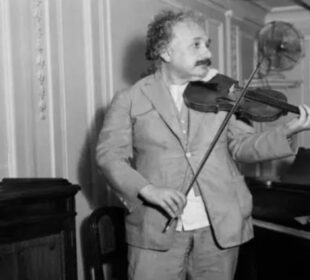 Albert Einstein tocando violín