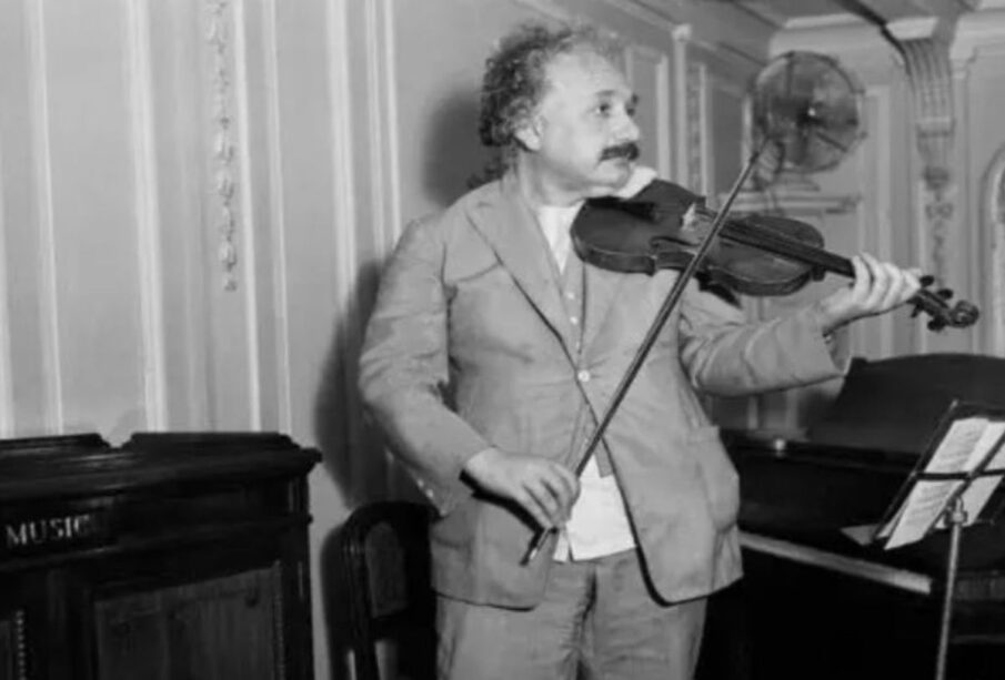 Albert Einstein tocando violín