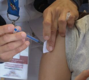 Aplicación de vacuna en brazo