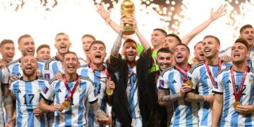 Selección de Argentina levantando la copa del mundo